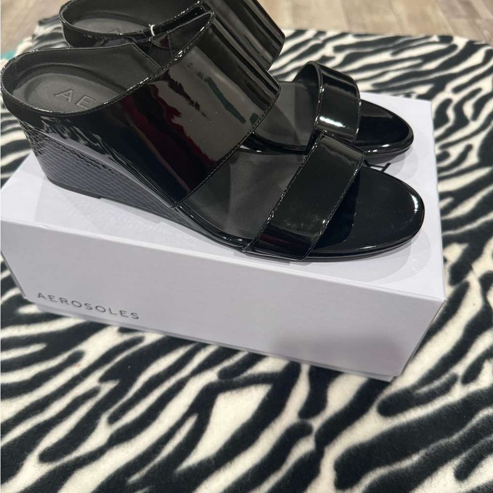 AEROSOLES Black Wedge Sandals with Glossy Finish